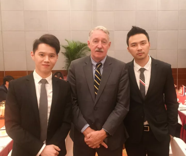 王斯,龙俊宇与荷兰驻华体育参赞皮特先生合影